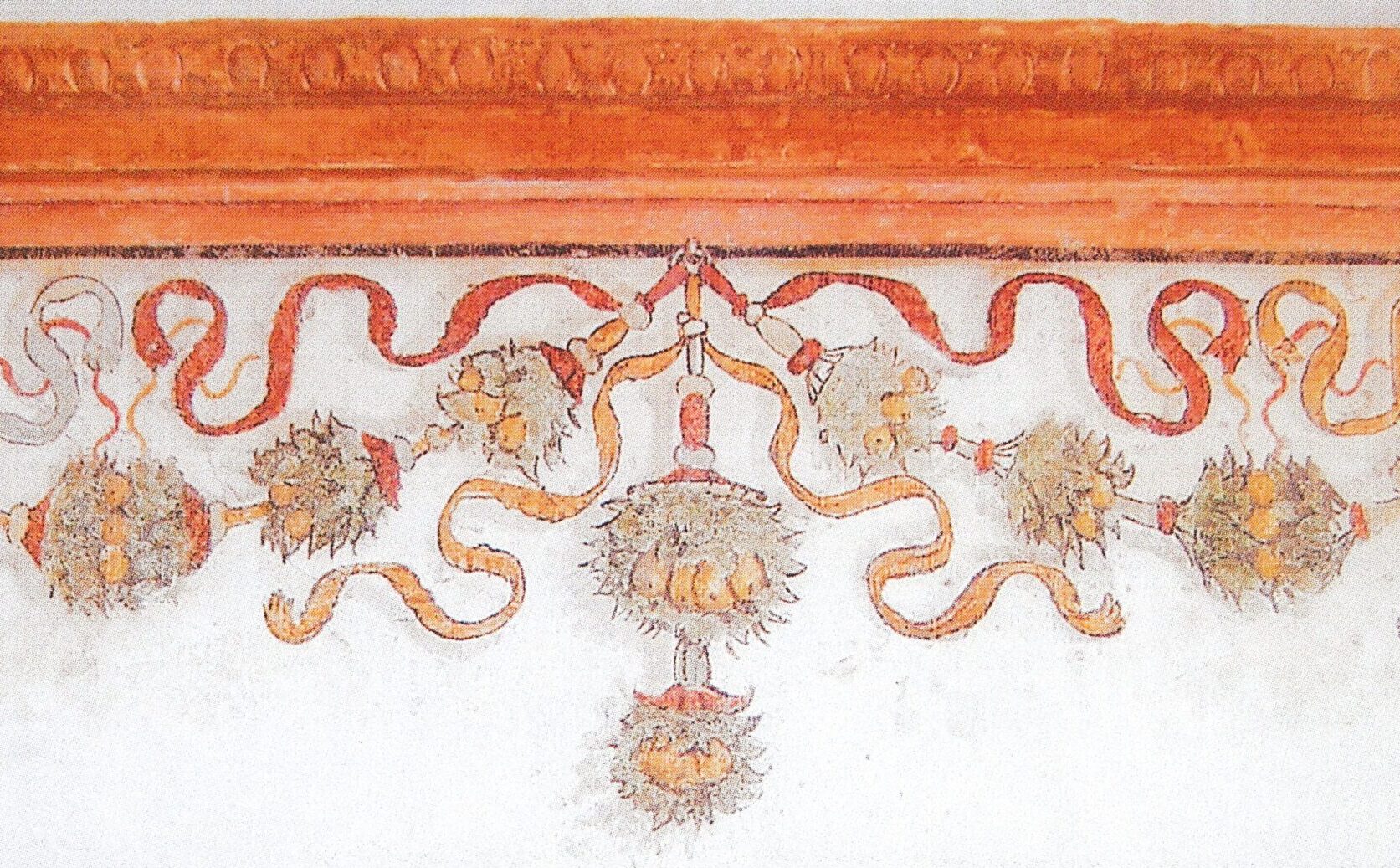 Decorazione quattrocentesca affrescata nell'atrio.